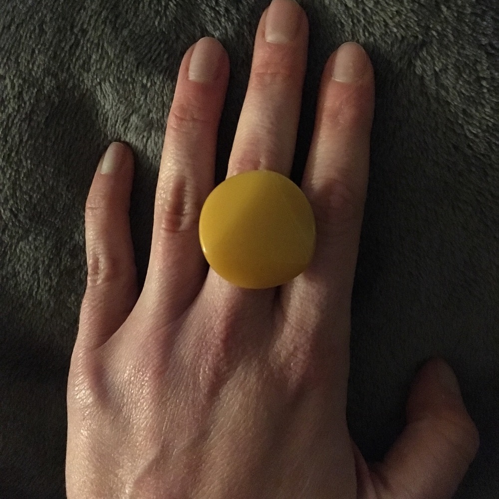 Yellow statement ring - Picture 1 of 7